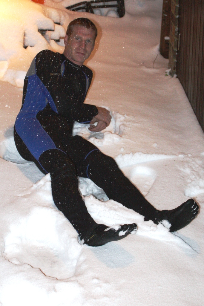 Wetsuit Relaxing in snow ZentaiSpot